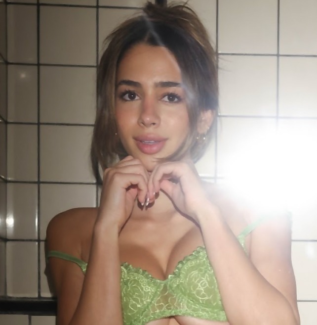 Carolina Samani OnlyFans username